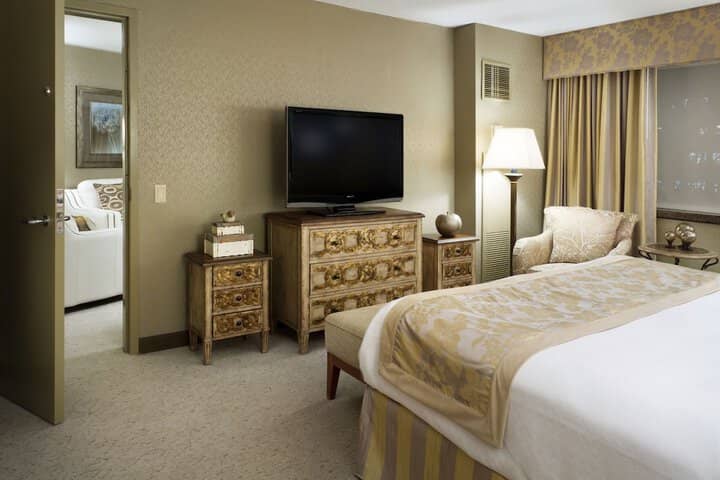 Room 6 of 107